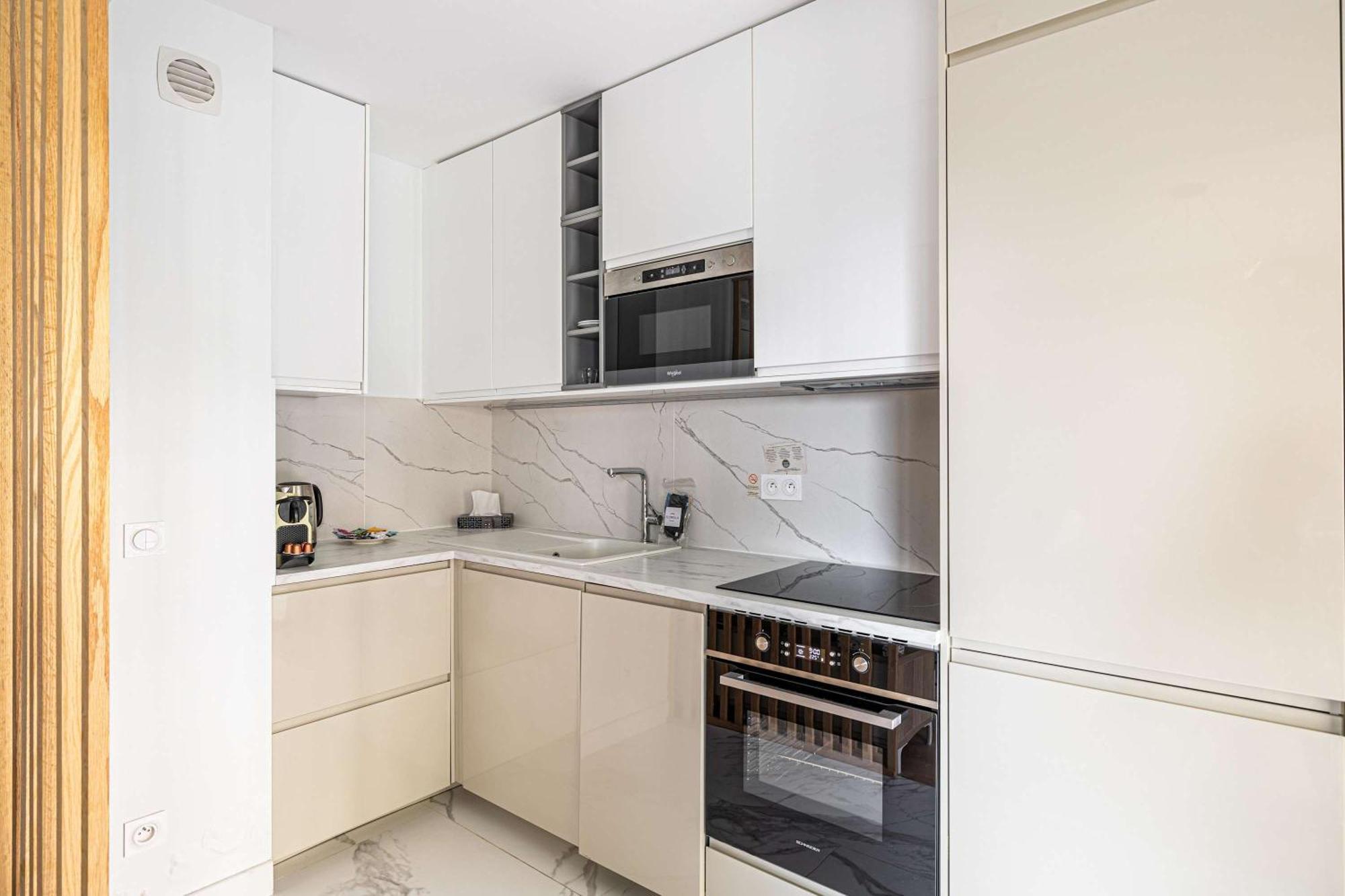 Appartement Le Fleuri Avec Terrasse, A Cote Du Martinez, Ideal Pour Un Sejour Cannes