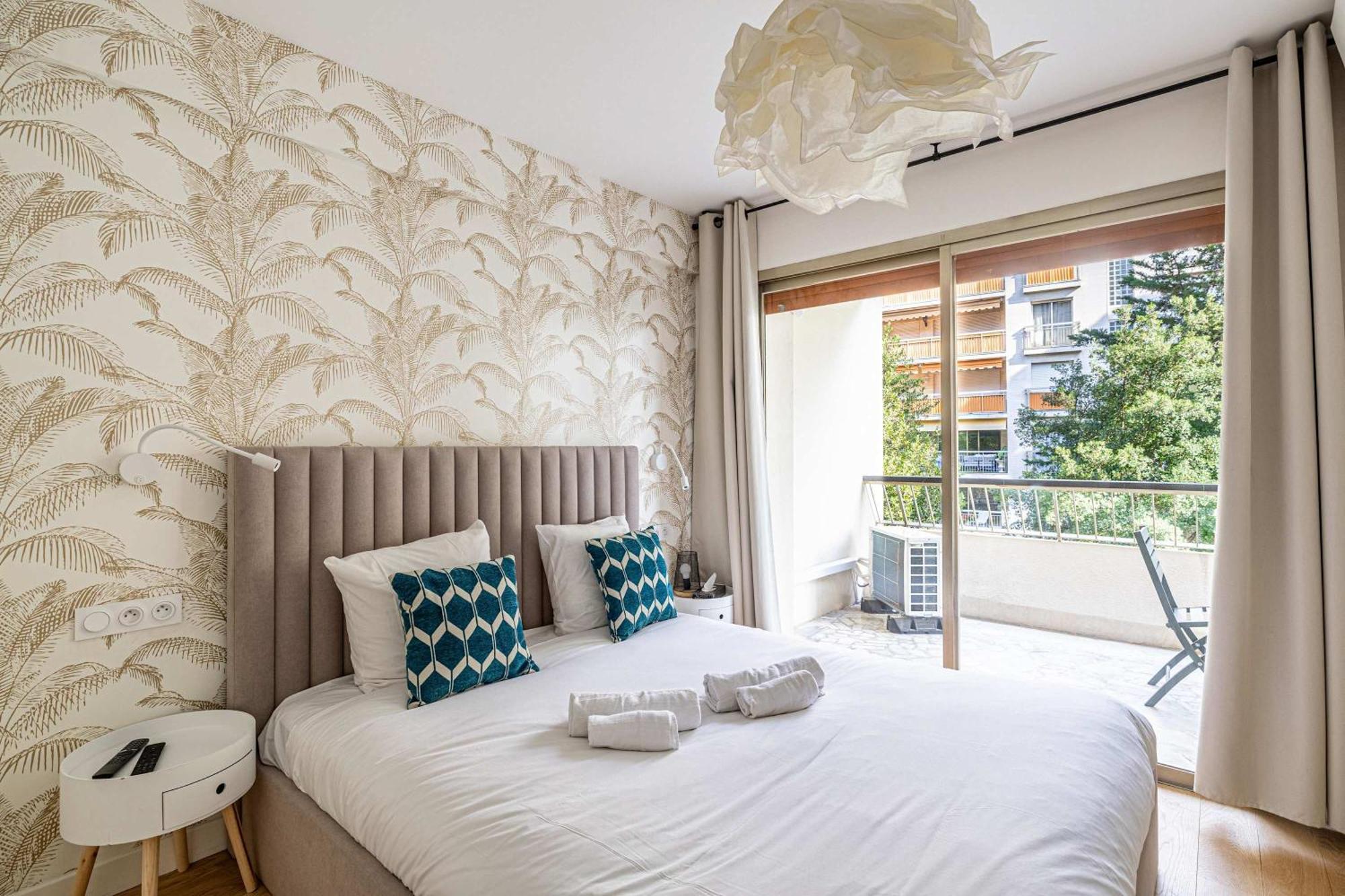 Appartement Le Fleuri Avec Terrasse, A Cote Du Martinez, Ideal Pour Un Sejour Cannes