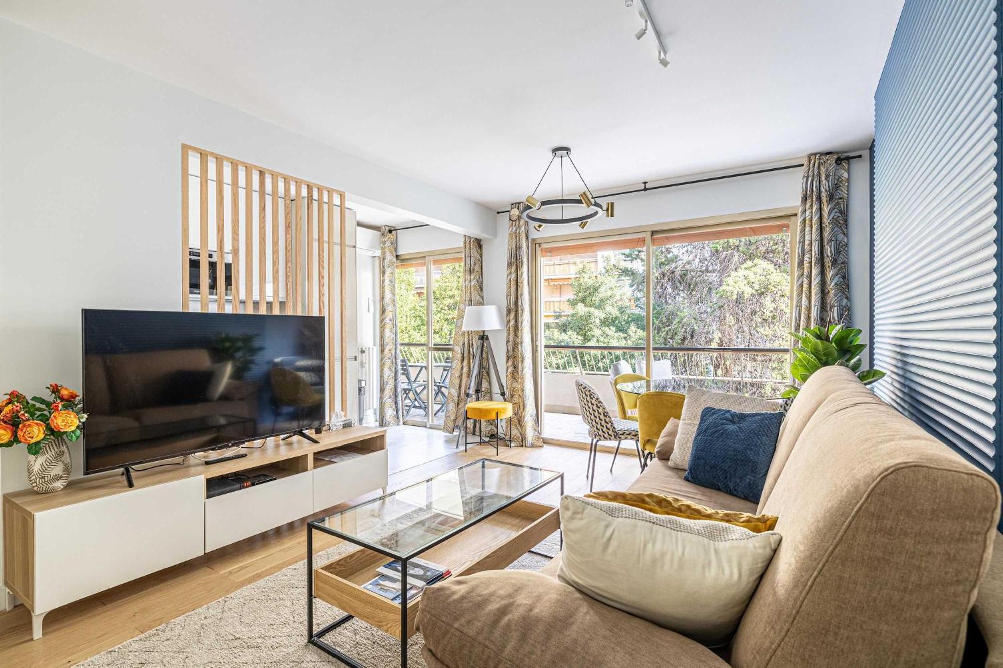 Le Fleuri Avec Terrasse, A Cote Du Martinez, Ideal Pour Un Sejour Appartement