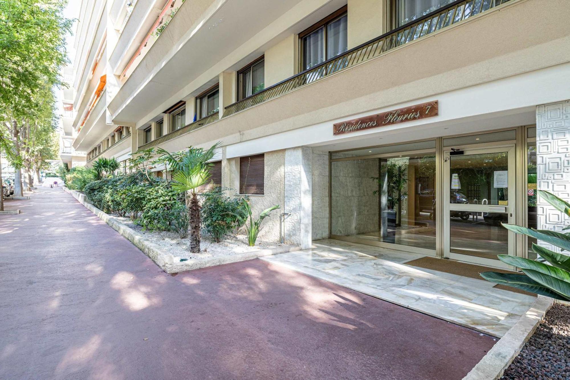 Appartement Le Fleuri Avec Terrasse, A Cote Du Martinez, Ideal Pour Un Sejour *
