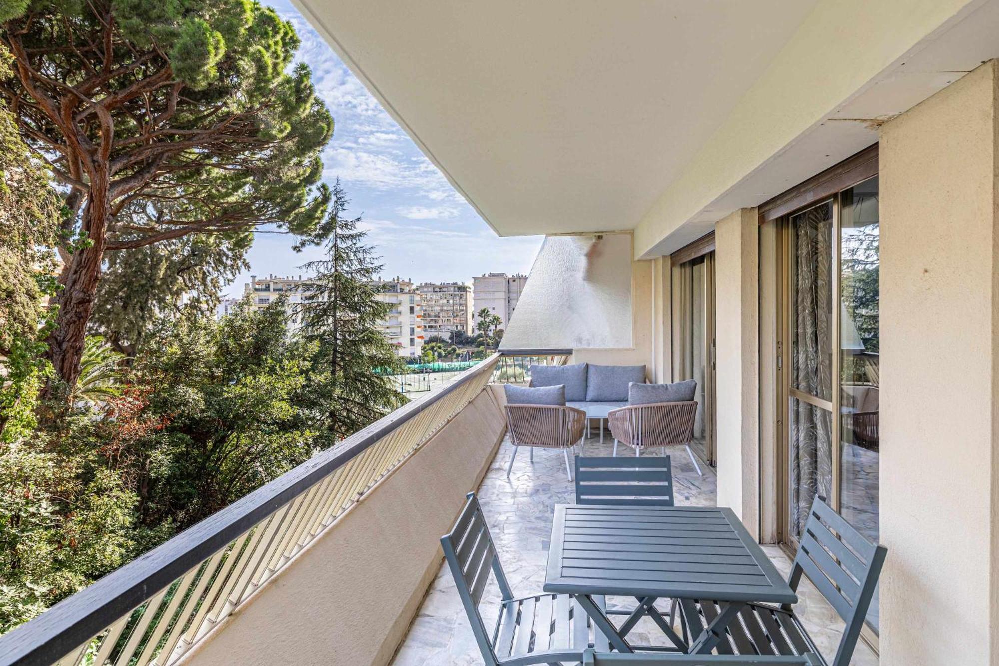 Le Fleuri Avec Terrasse, A Cote Du Martinez, Ideal Pour Un Sejour