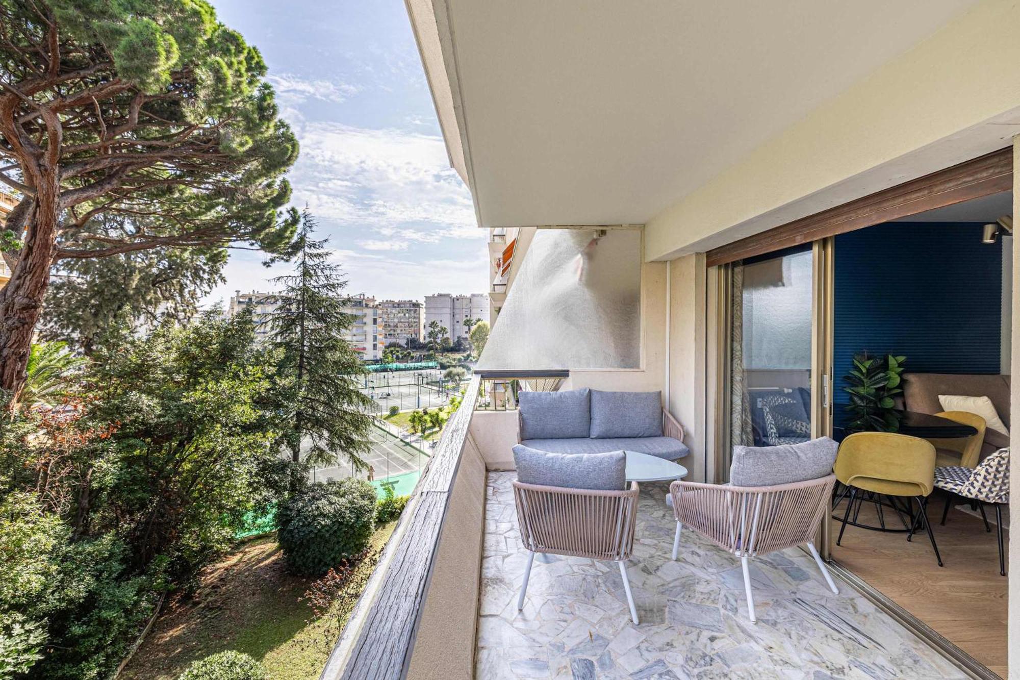 Appartement Le Fleuri Avec Terrasse, A Cote Du Martinez, Ideal Pour Un Sejour